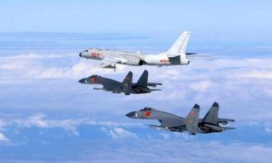 比美军还嚣张？英国宣称介入台海，解放军舰机就位，做好最坏打算