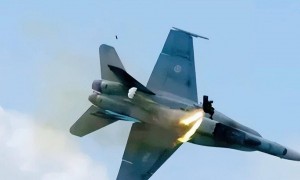美军F-15滑行中突发弹射事故，后座飞行员“零高度逃生”全程曝光