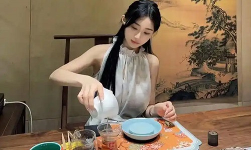 小伙高速遇堵车拿出钓鱼竿“意外”钓到大鱼 目击者：“堵车的快乐简直想象不到”